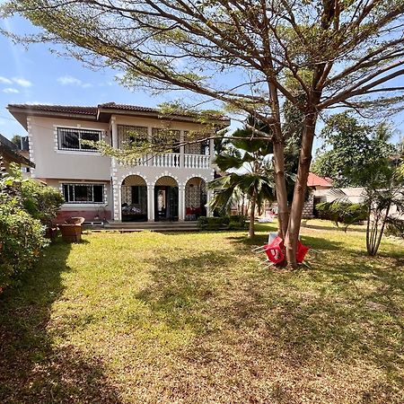 Akogo House - Bnb , Hostel, Backpackers & Volunteer Center Mombasa Exterior photo