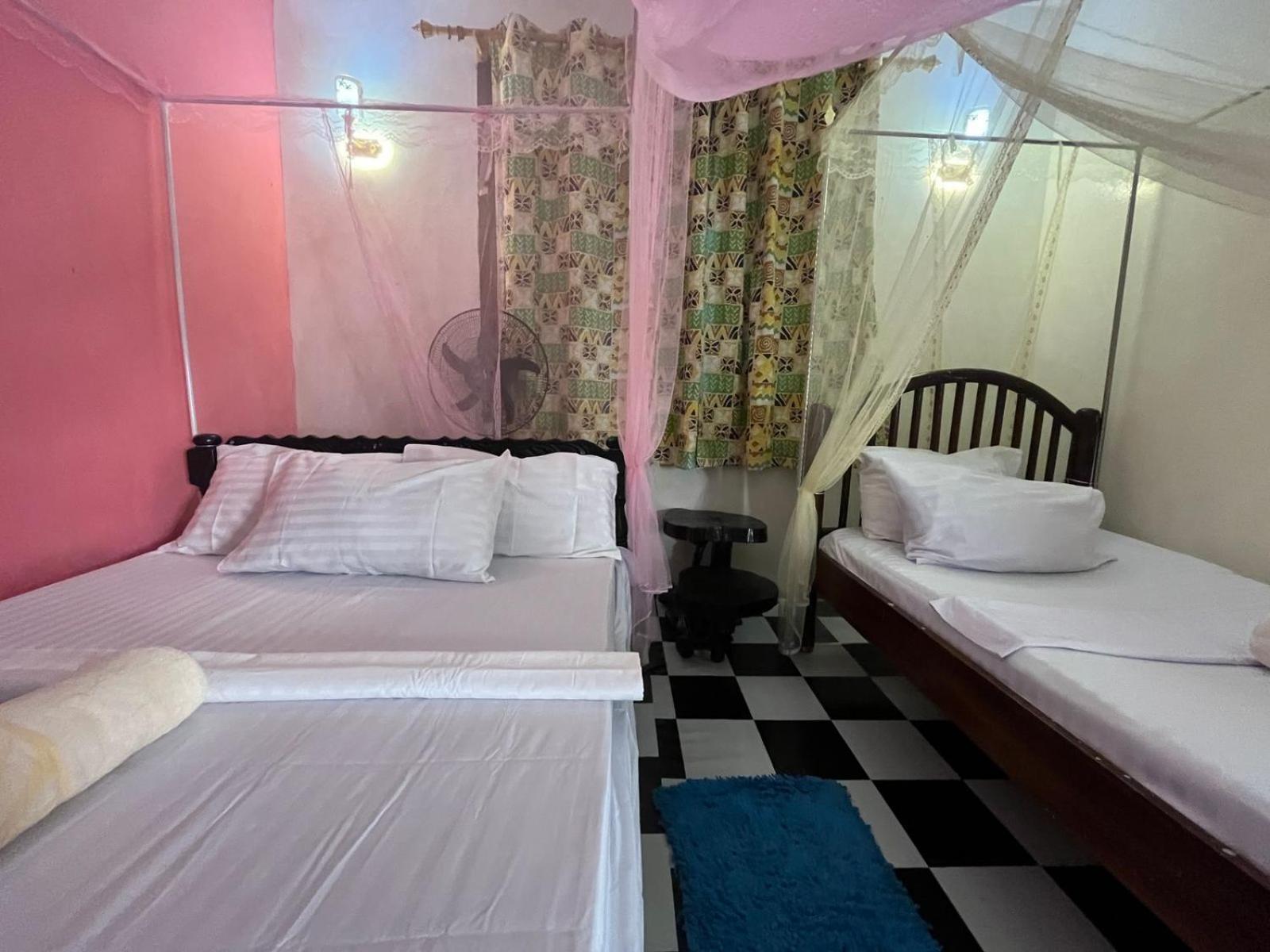 Akogo House - Bnb , Hostel, Backpackers & Volunteer Center Mombasa Exterior photo