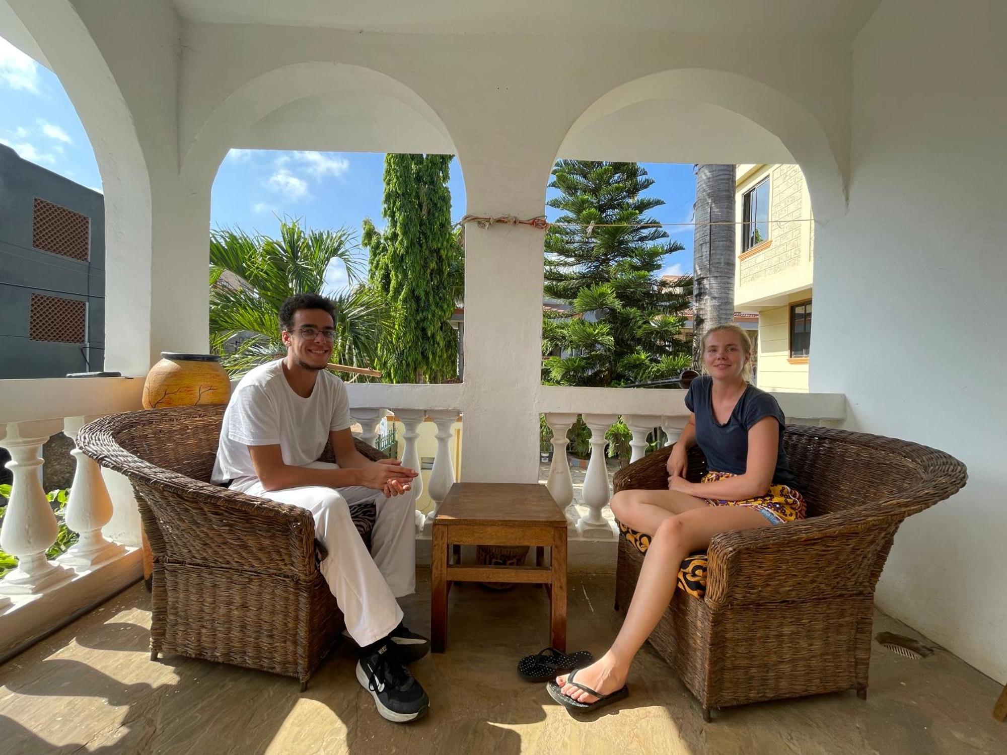 Akogo House - Bnb , Hostel, Backpackers & Volunteer Center Mombasa Exterior photo