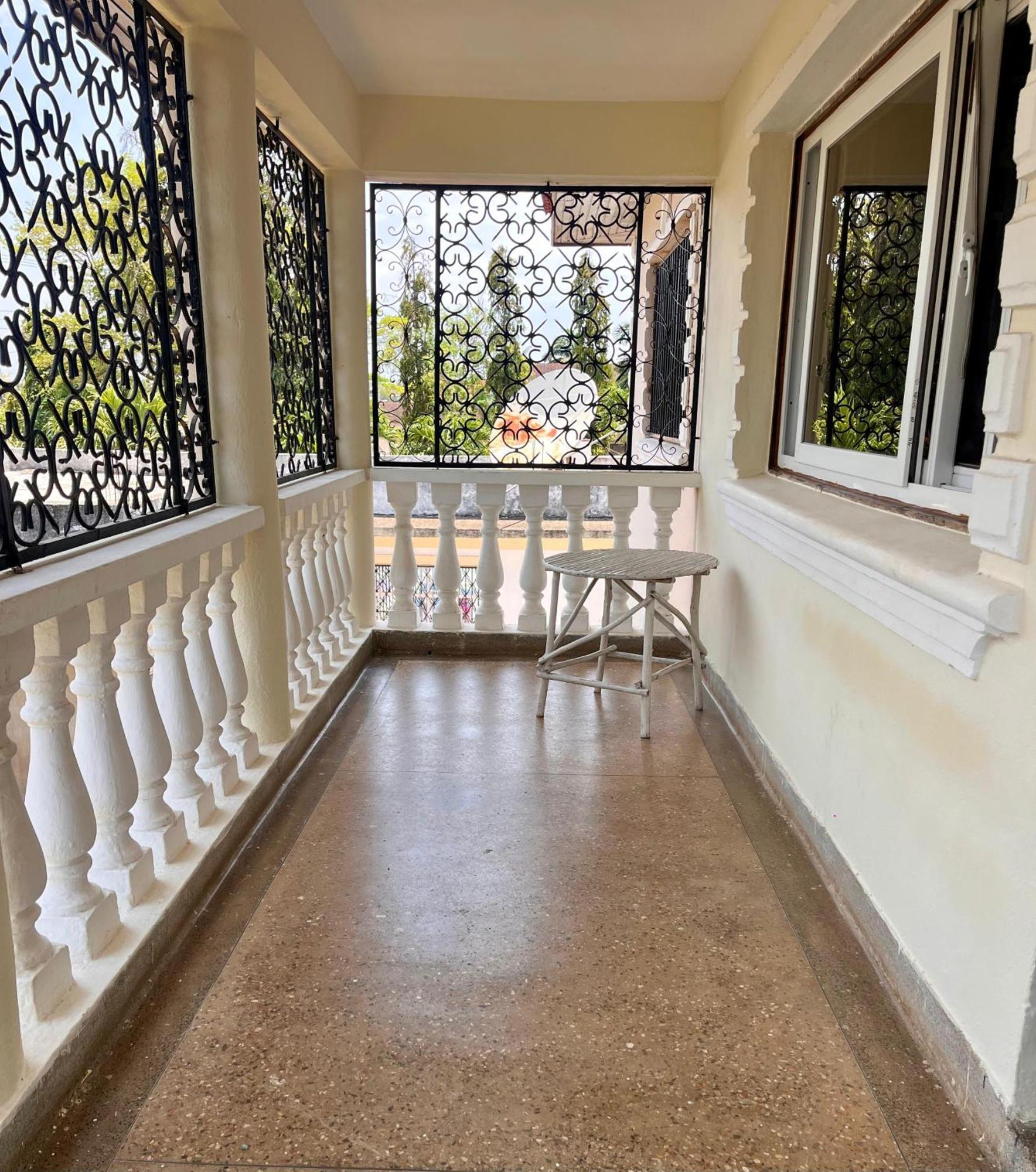 Akogo House - Bnb , Hostel, Backpackers & Volunteer Center Mombasa Exterior photo