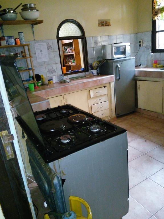 Akogo House - Bnb , Hostel, Backpackers & Volunteer Center Mombasa Exterior photo