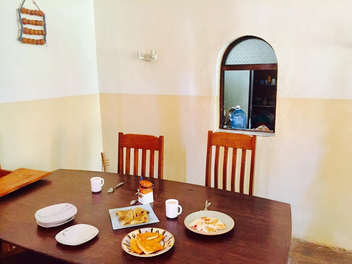 Akogo House - Bnb , Hostel, Backpackers & Volunteer Center Mombasa Exterior photo