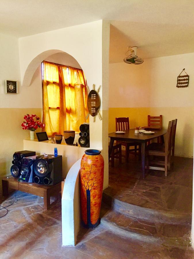 Akogo House - Bnb , Hostel, Backpackers & Volunteer Center Mombasa Exterior photo