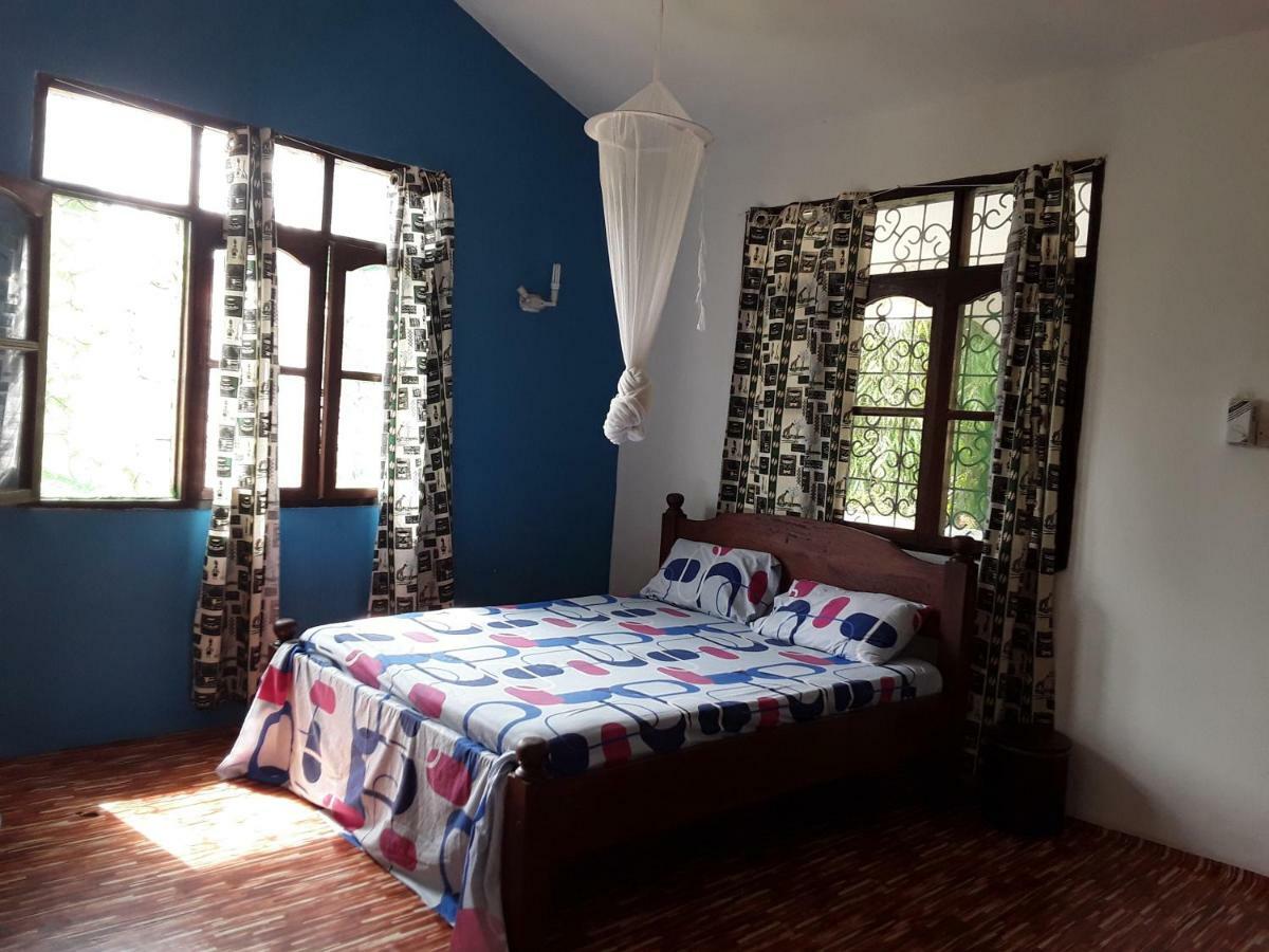 Akogo House - Bnb , Hostel, Backpackers & Volunteer Center Mombasa Exterior photo